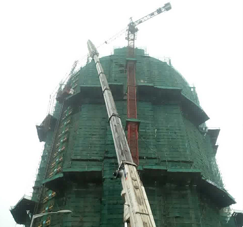 安阳市吊车在工地上作业